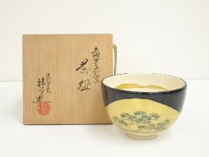 京焼　清閑寺窯　杉田祥平造　色絵丘の老松画茶碗（共箱）